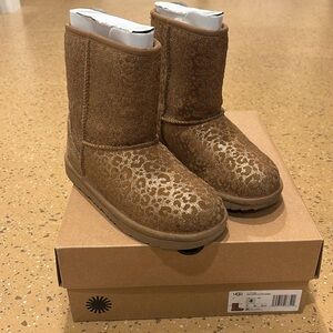 UGG Kids classic II in glitter leopard - Size 4 Big Kids
Lightly used